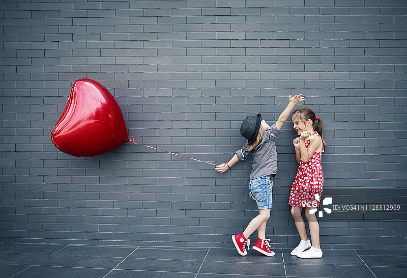 两个孩子用心形气球图片素材