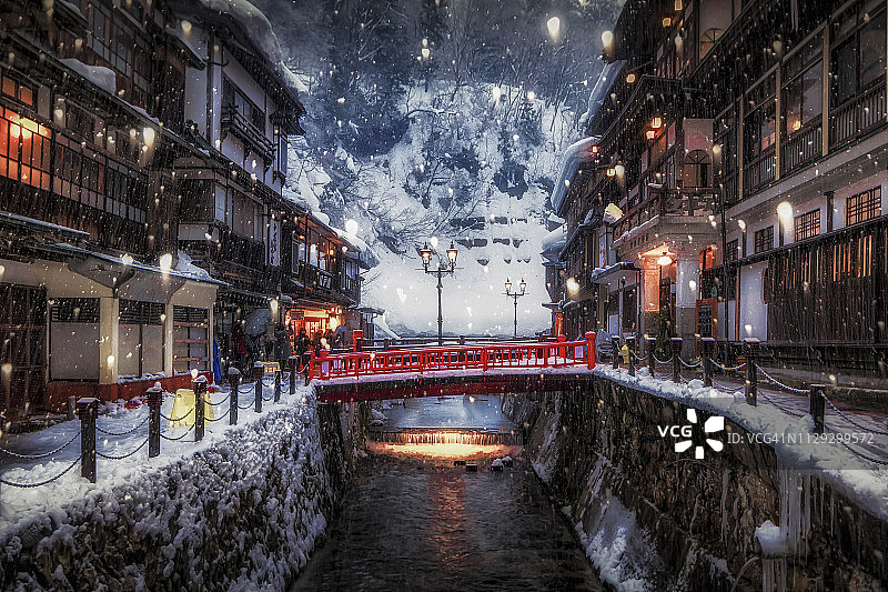 银山温泉冬天下雪，日本山形图片素材