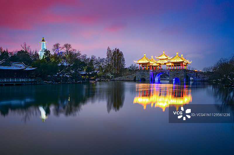 扬州瘦西湖上的五亭桥和白塔，中国图片素材