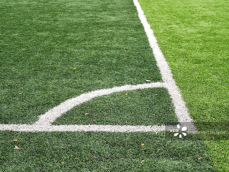 球门柱在绿地，白线足球角在绿地图片素材