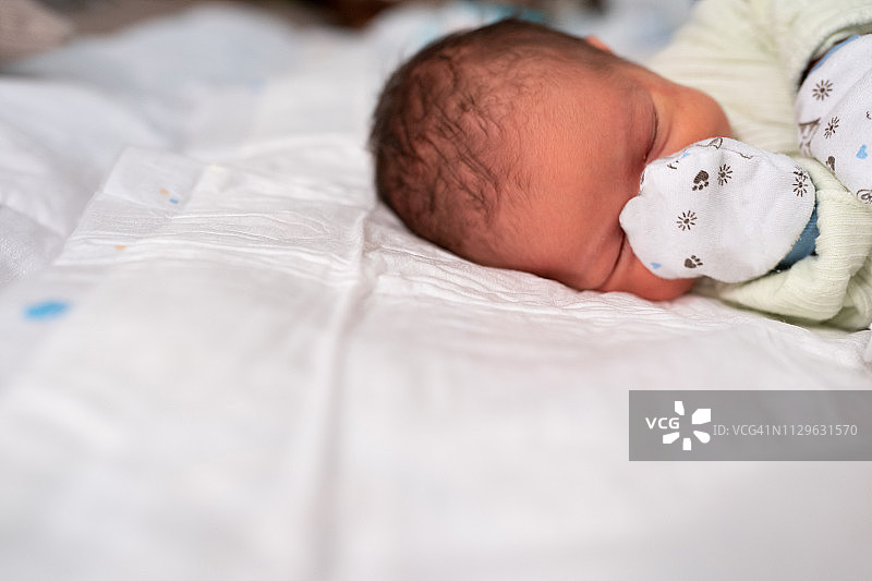 婴儿睡觉戴着棉手套图片素材