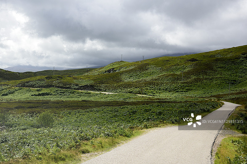 苏格兰高地德尼斯附近的单车道公路图片素材
