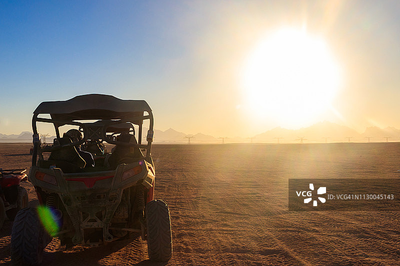 开着四轮马车穿越埃及沙漠的狩猎之旅图片素材