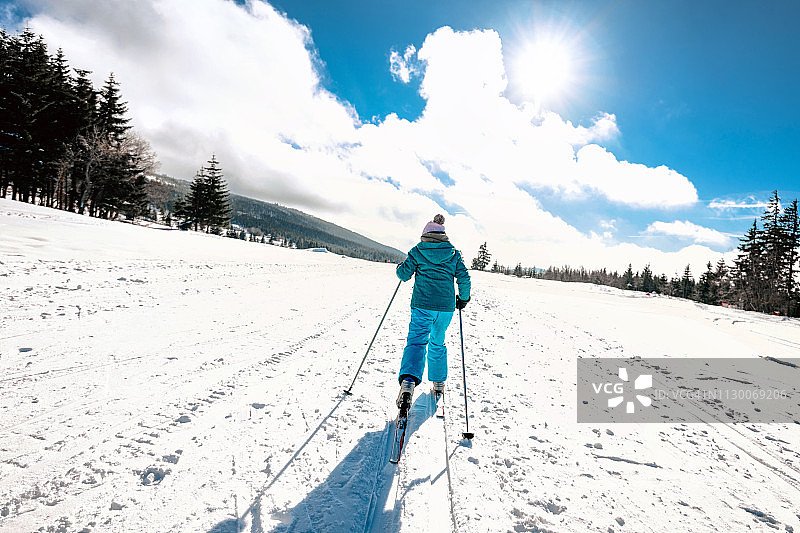 小女孩在雪地里越野滑雪图片素材