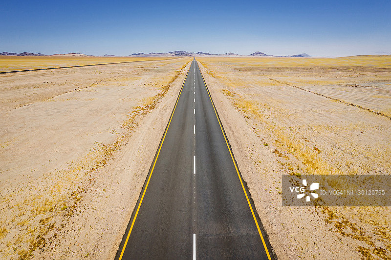 无尽的公路到地平线纳米比亚公路之旅图片素材