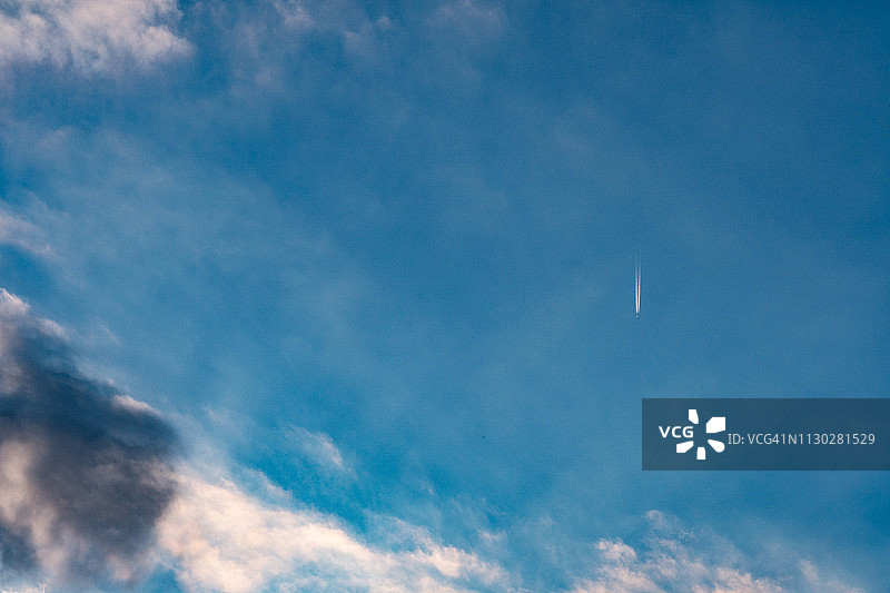 日本神奈川县镰仓市日落时的阳光和蒸汽痕迹图片素材