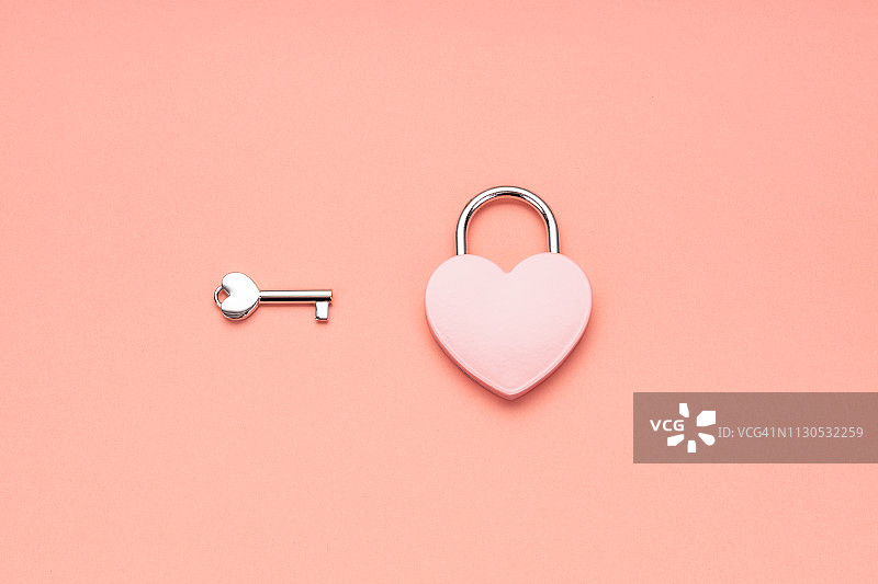 粉色心形挂锁和钥匙图片素材