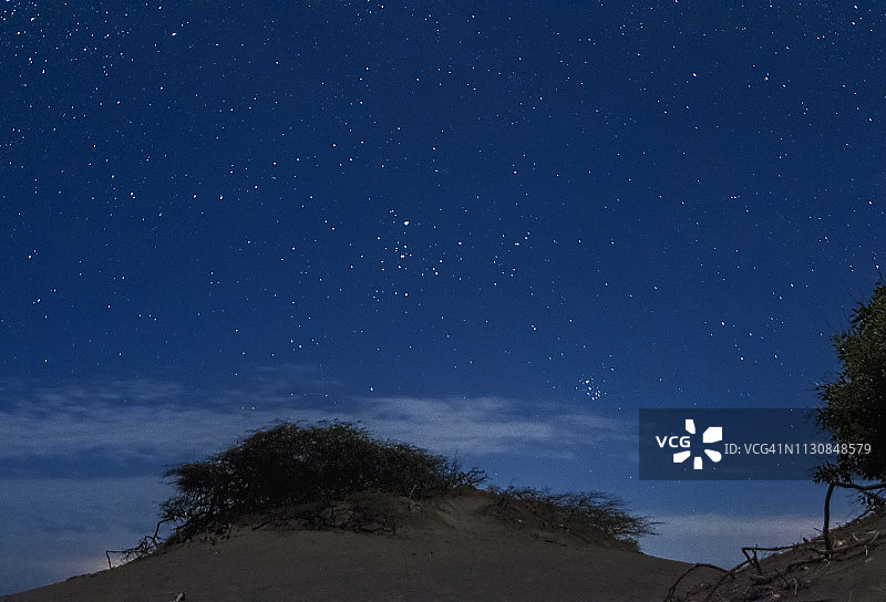 多明尼加共和国巴尼沙丘上的陶洛星和昴宿星图片素材