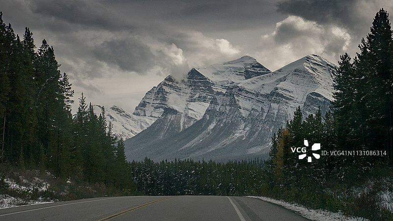 位于加拿大阿尔伯塔省落基山脉班夫和贾斯珀国家公园之间的冰原公园路图片素材