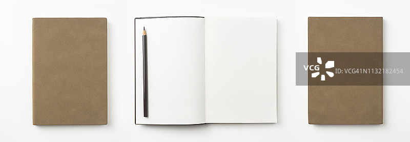 白色背景上的棕色笔记本和钢笔图片素材