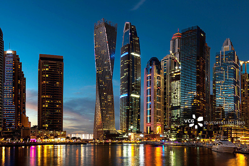 迪拜码头的摩天大楼和游艇图片素材