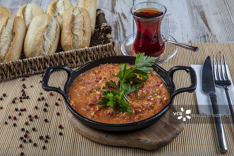 Menemen土耳其早餐食物鸡蛋，西红柿和辣椒在平底锅的概念背景。图片素材