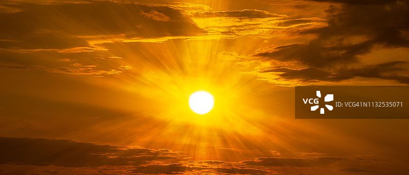 全景太阳照耀在天空日出或日落时的自然背景图片素材