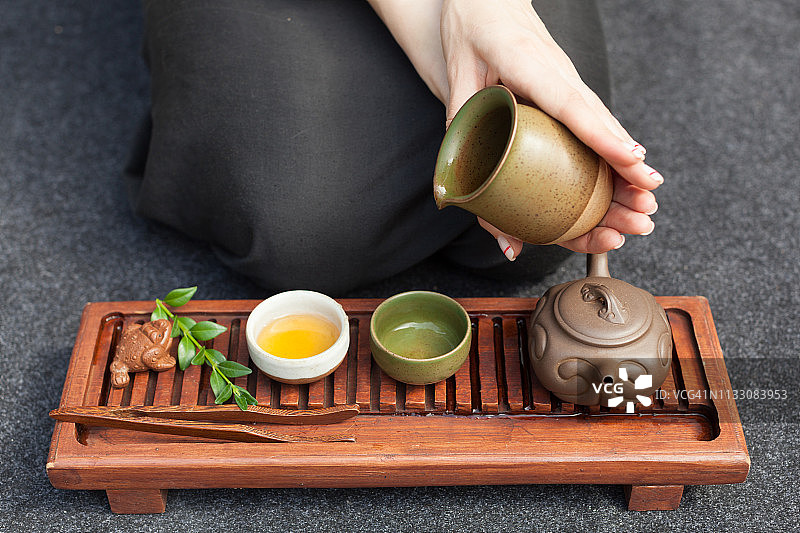 传统的茶道由女人的手来完成图片素材