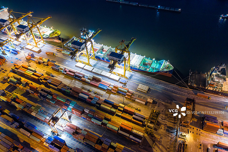 国际港口用起重机装集装箱进出口业务物流鸟瞰图。图片素材