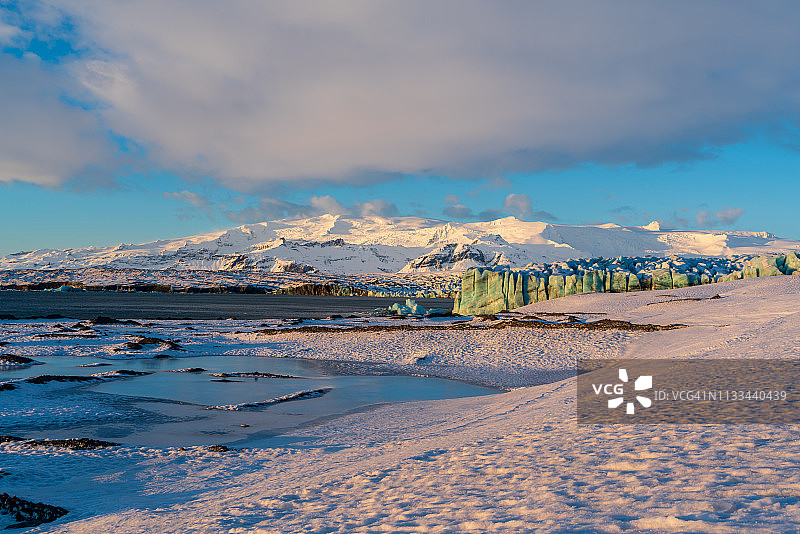 在Breiðamerkurjökull冰川的尽头，冰岛图片素材