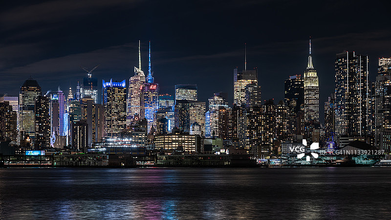 曼哈顿市中心夜天际线-纽约图片素材