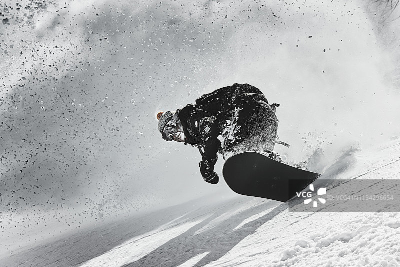 男性滑雪者转向滑雪下山，阿尔卑斯，罗纳-阿尔卑斯，法国图片素材