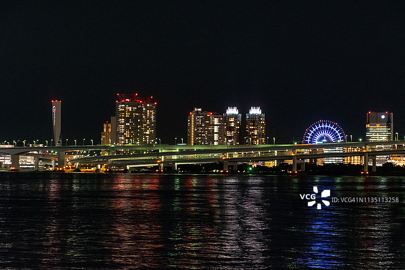 日本东京台场和彩虹桥的住宅楼图片素材