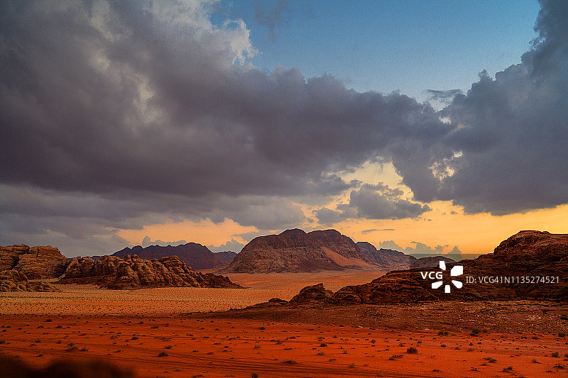 约旦瓦迪拉姆沙漠的红沙丘和神奇的岩石图片素材