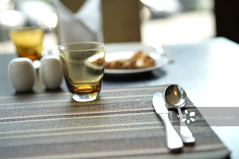午餐或晚餐设置为背景概念午餐和晚餐在桌子上图片素材