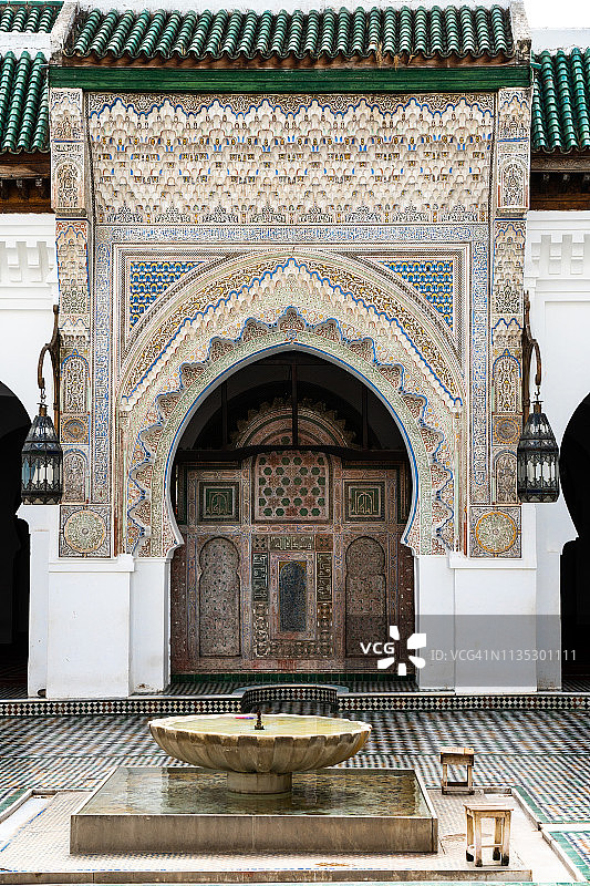 纪念碑雕刻的门口和沐浴盆，Karaouiyine清真寺，非斯麦地那，联合国教科文组织世界遗产地，摩洛哥，北非，非洲图片素材