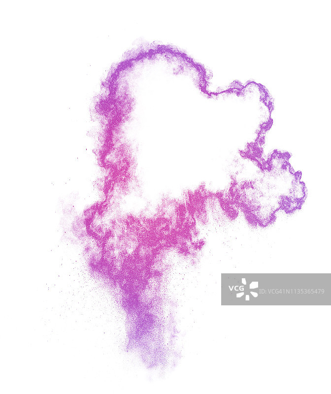 在白色的背景上，由粉红色的粉末和烟雾组成的云的撞击而产生的爆炸。图片素材