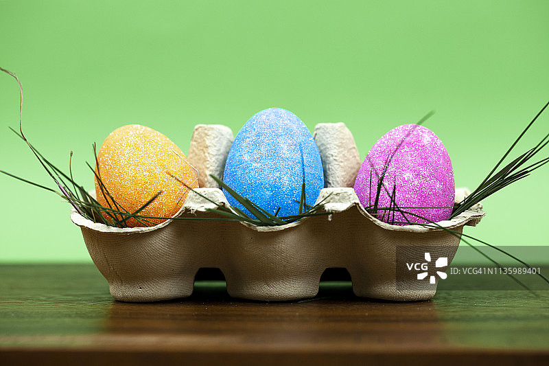 白色背景下的多色复活节彩蛋。图片素材