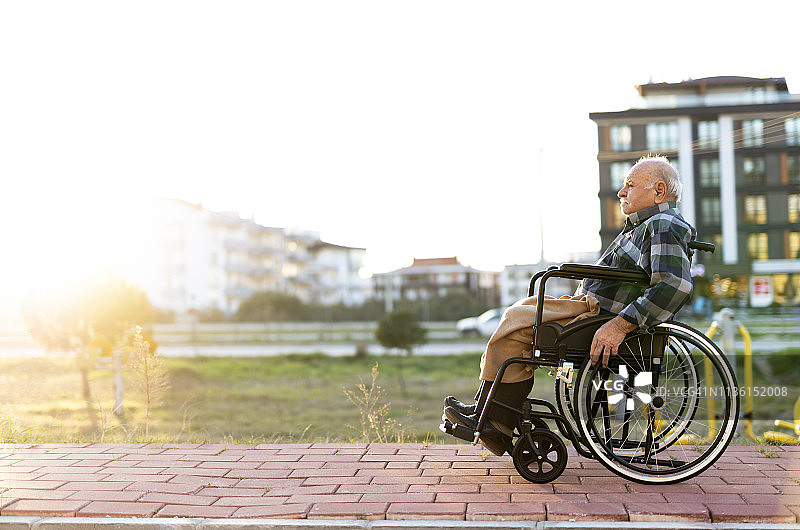 一个坐在轮椅上的老人要去外面图片素材