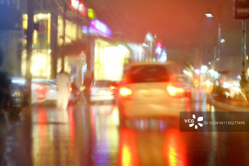 散焦车辆在雨中透过玻璃发光图片素材