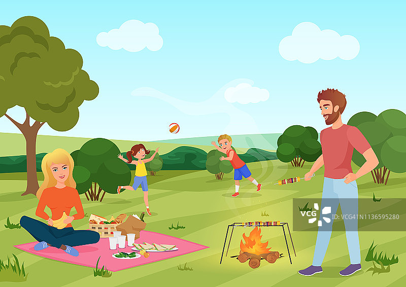 幸福的年轻家庭在森林野炊。父亲、母亲、儿子和女儿正在自然矢量插图中重新玩耍。图片素材