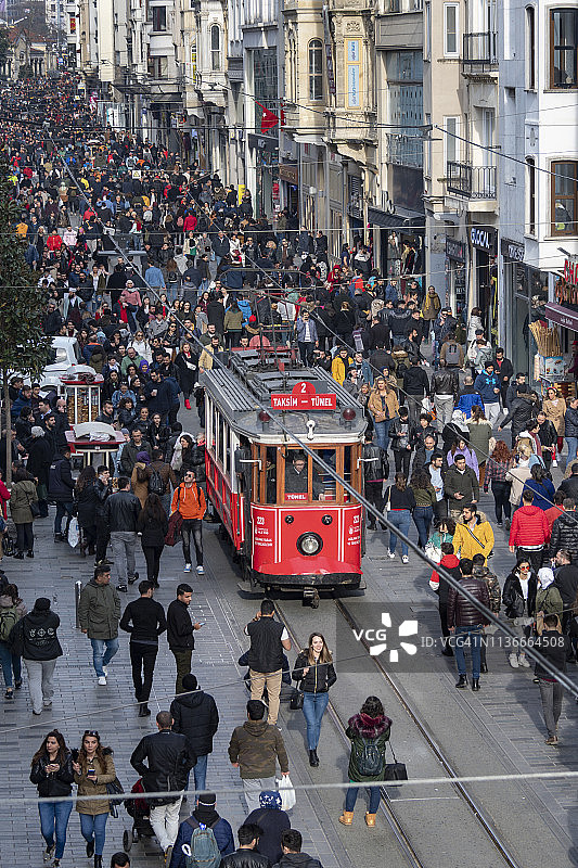土耳其伊斯坦布尔Beyoglu区著名的istikal街图片素材