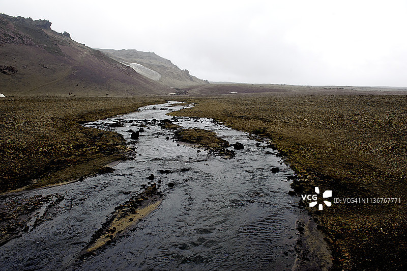F902公路上的一条河，通往冰岛中部高地的阿斯加。图片素材