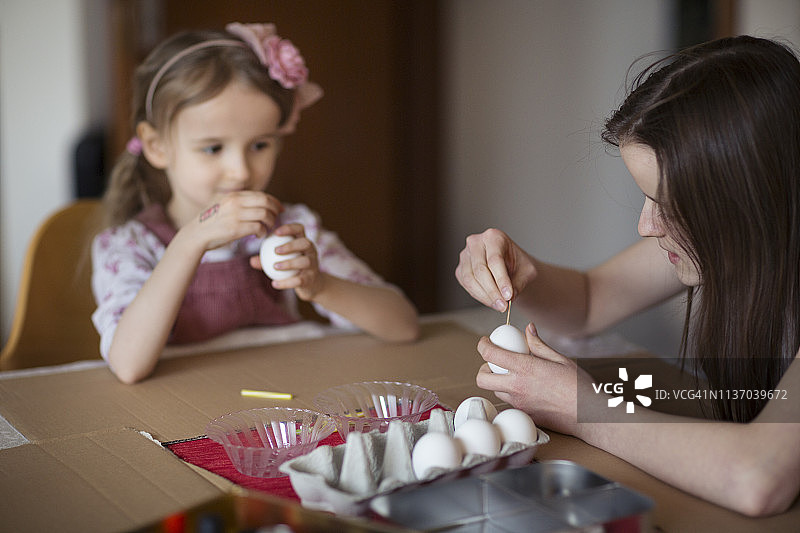 两个女孩正在准备复活节装饰用的彩蛋图片素材