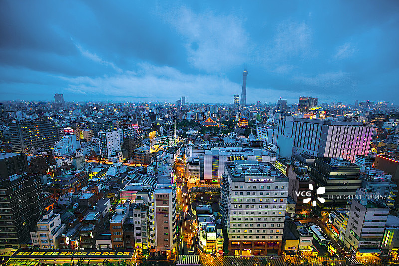 鸟瞰图东京城市天际线在黄昏与东京天空树在云，日本图片素材