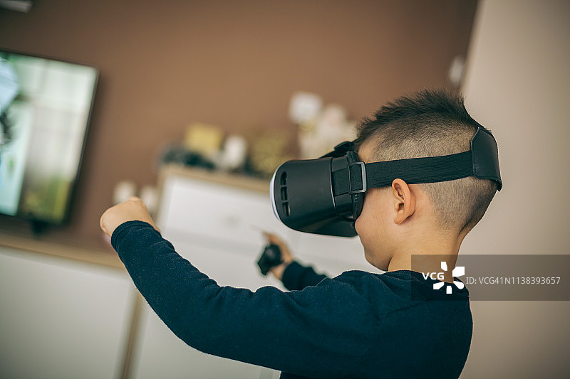 小男孩使用VR眼镜图片素材