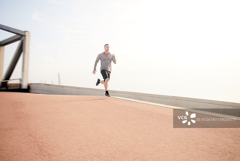 一名男子在巴塞罗那跑步锻炼。图片素材