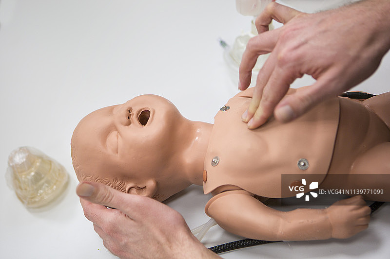 急救-婴儿心肺复苏训练图片素材