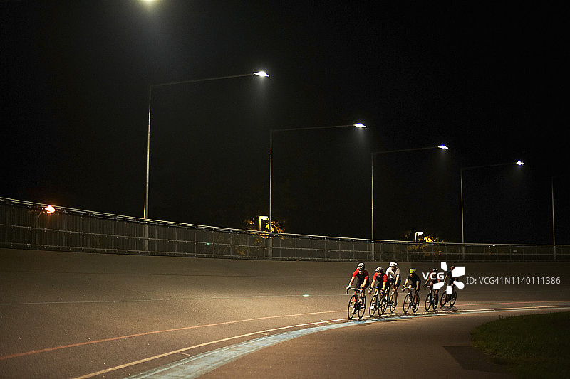 骑自行车的人在室外赛车场的赛道上骑车图片素材