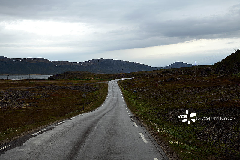 挪威北部勒贝斯比卡拉克蜿蜒的道路图片素材
