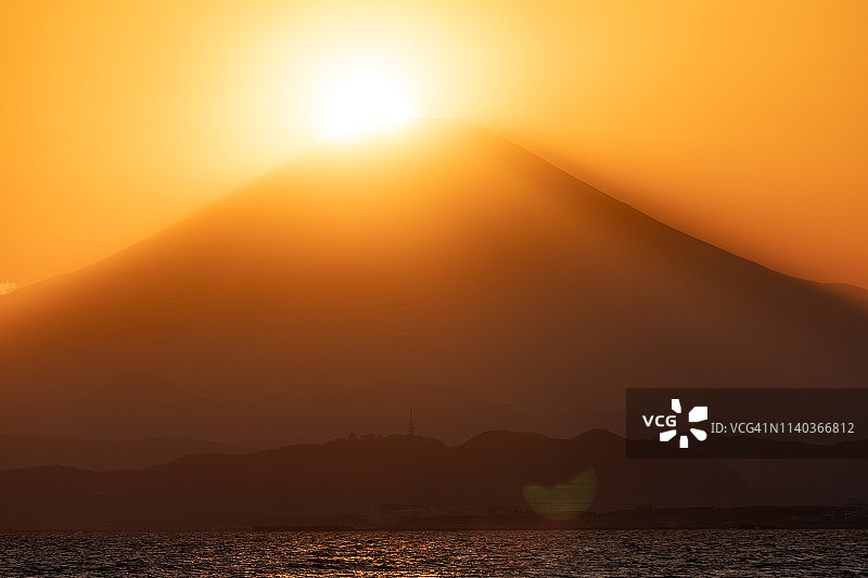 日本富士山顶上的钻石夕阳图片素材