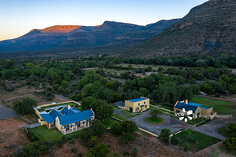 4K美丽的航空风景豪华狩猎游戏旅馆在非洲与蓝天和山脉的背景图片素材