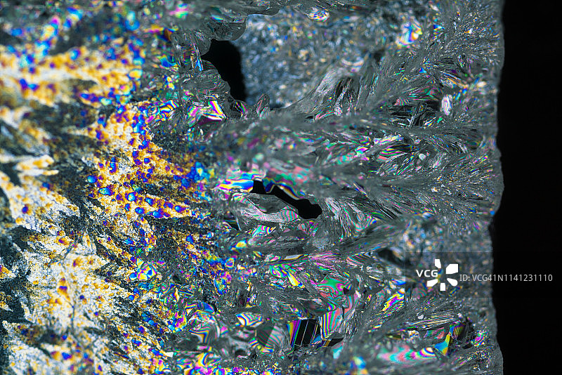 黑色背景偏振光下的氯化钡图片素材
