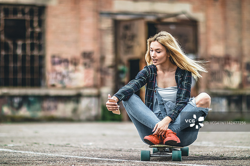 女滑板手正在街上自拍图片素材