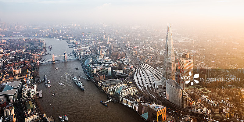 空中俯瞰碎片大厦和伦敦塔桥图片素材