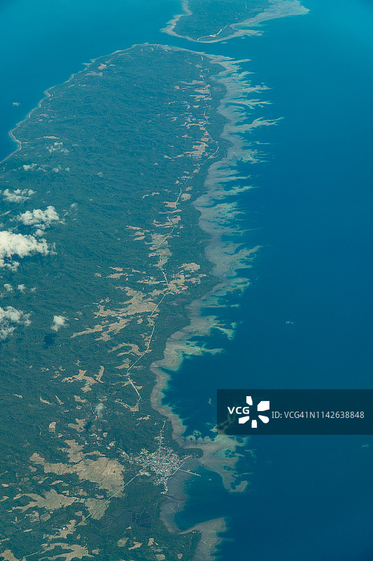 菲律宾吕宋岛，阿拉巴特岛和菲律宾海，白天从飞机上鸟瞰图片素材