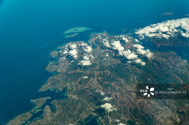 菲律宾的珊瑚礁岛，白天从飞机上鸟瞰图片素材