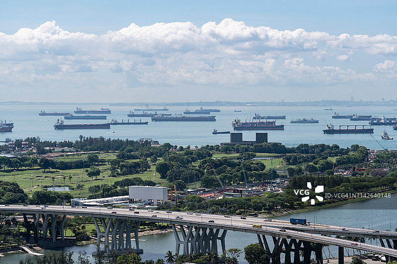 新加坡海峡和城市高速公路图片素材