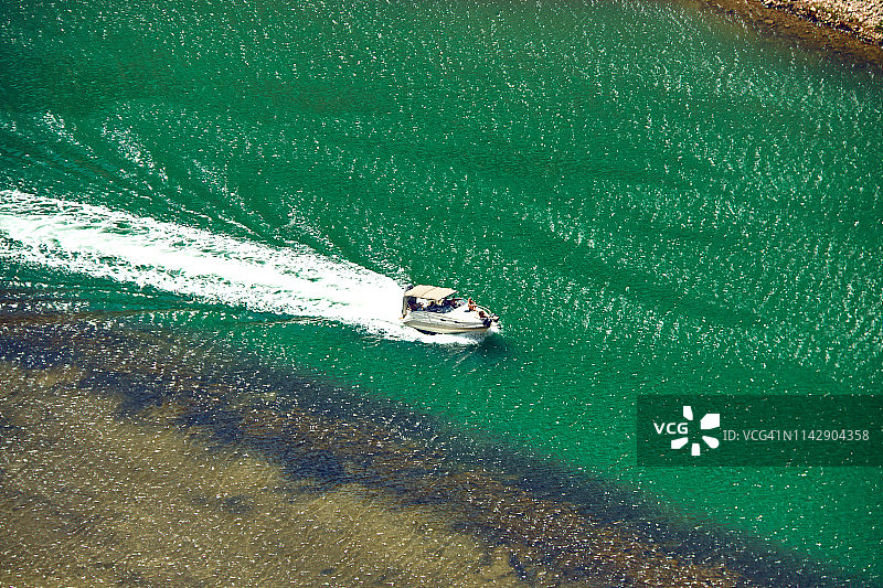 克罗地亚兹曼尼亚河上的一艘船图片素材