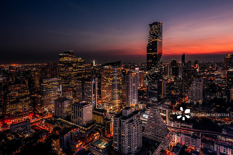 鸟瞰图曼谷现代办公大楼，公寓在曼谷市区与日落的天空，Mahanakhon，曼谷，泰国图片素材